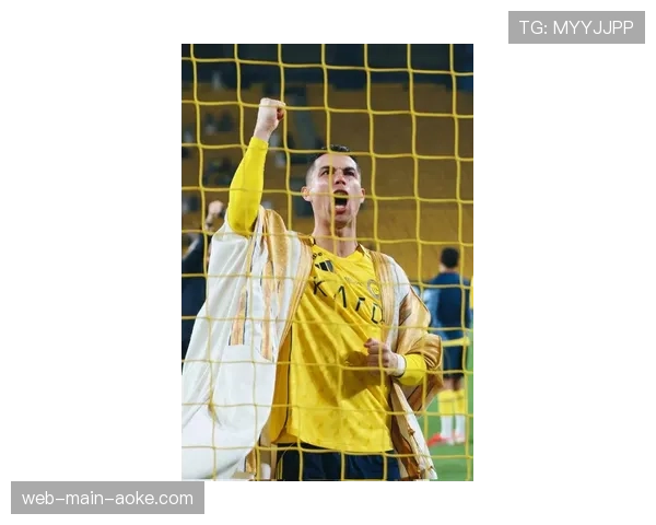 特写：看台上的C罗，目睹利雅得胜利输掉关键战后神情凝重